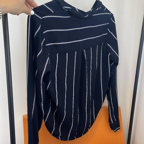 Rails Ava Metallic Stripe Tie Front Button Down Shirt
Navy Blue S - Picture 9 of 9